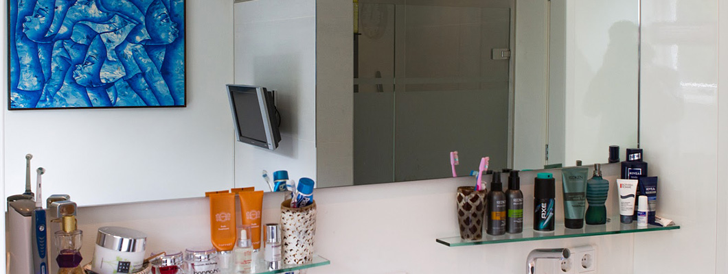 Badkamer met spiegel en glazen planken