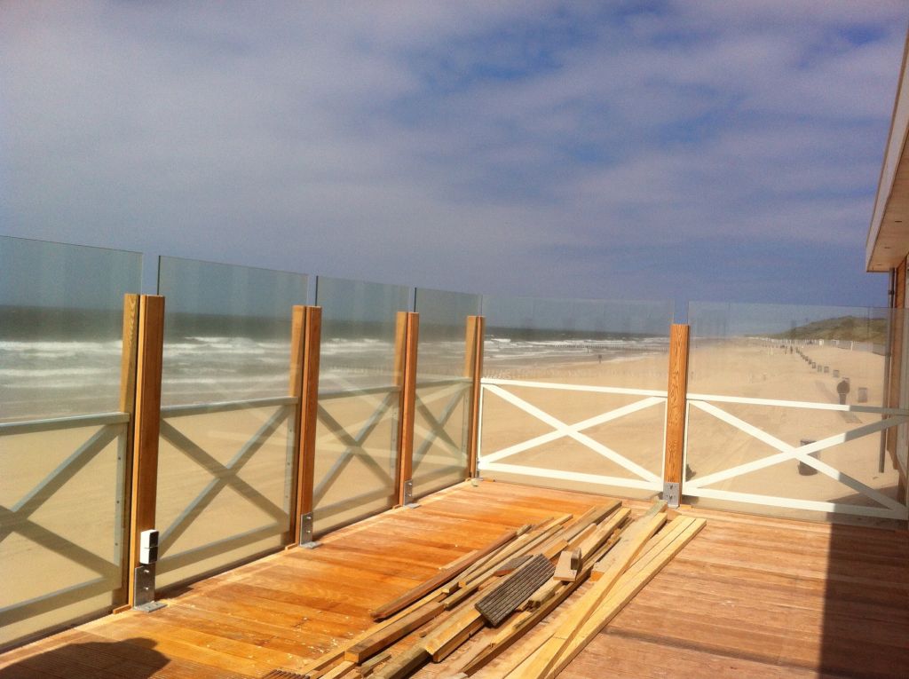 Terras met glazen balustrade in aanbouw