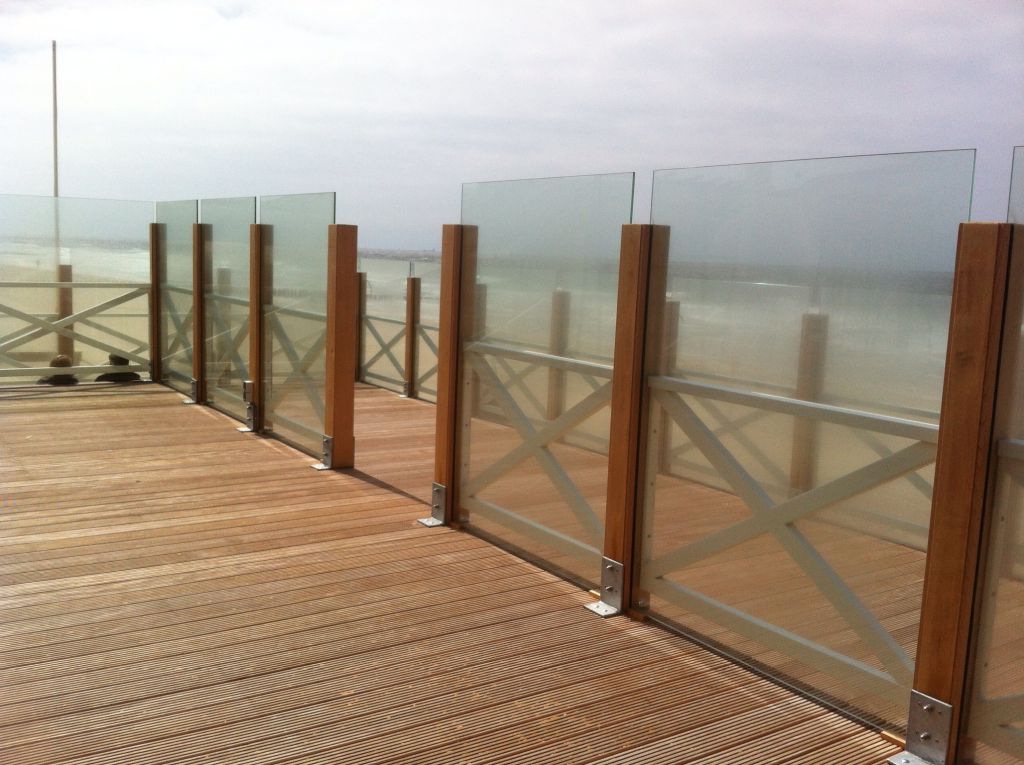 Glazen balustrade met uitzicht op zee