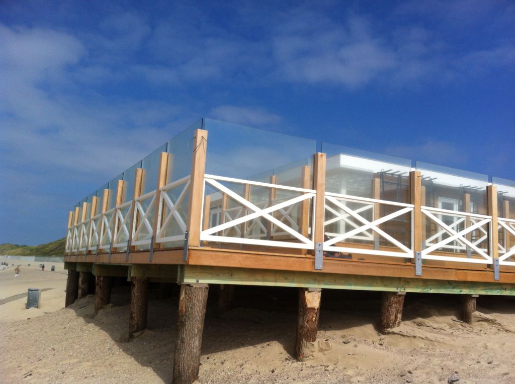 Glazen balustrade van het strandpaviljoen