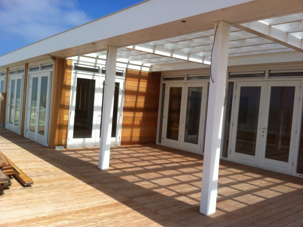 Overdekt terras van het strandpaviljoen