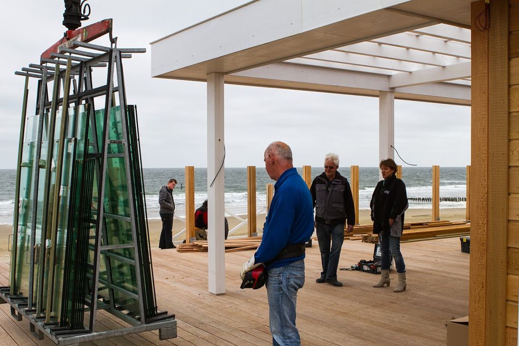 Werkzaamheden aan het strandpaviljoen