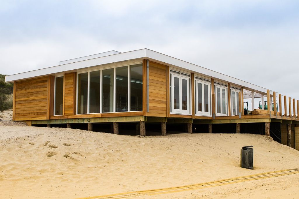 Aanzicht van het voltooide strandpaviljoen