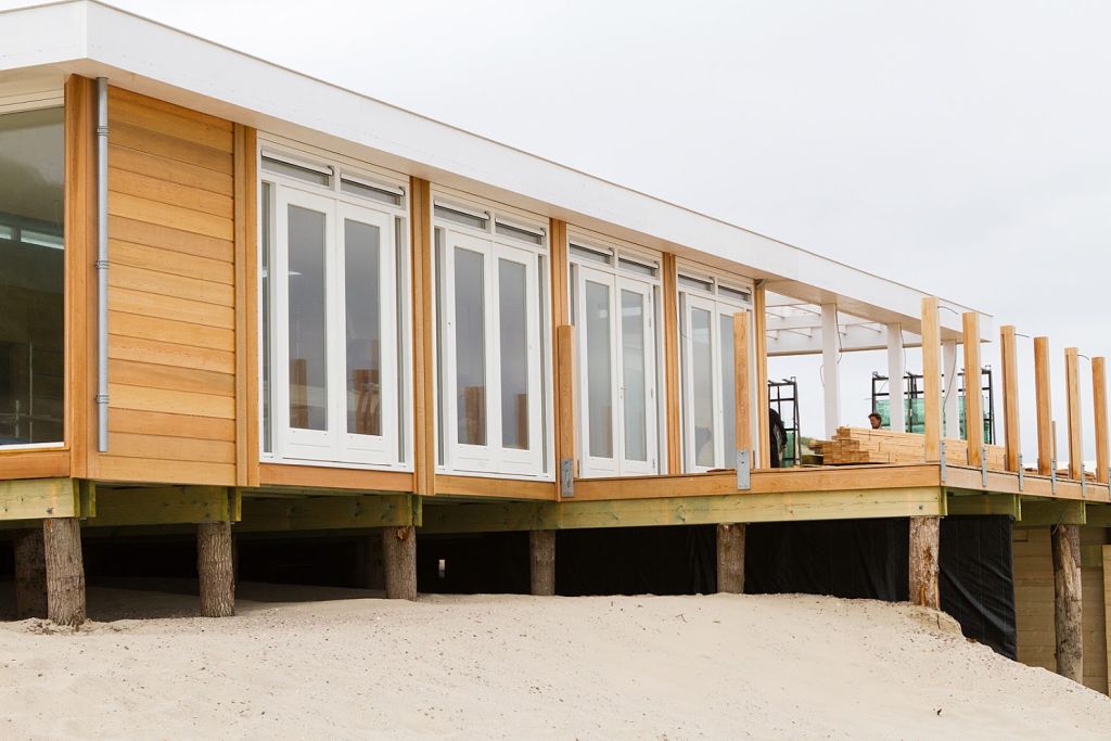 Zijaanzicht van het strandpaviljoen