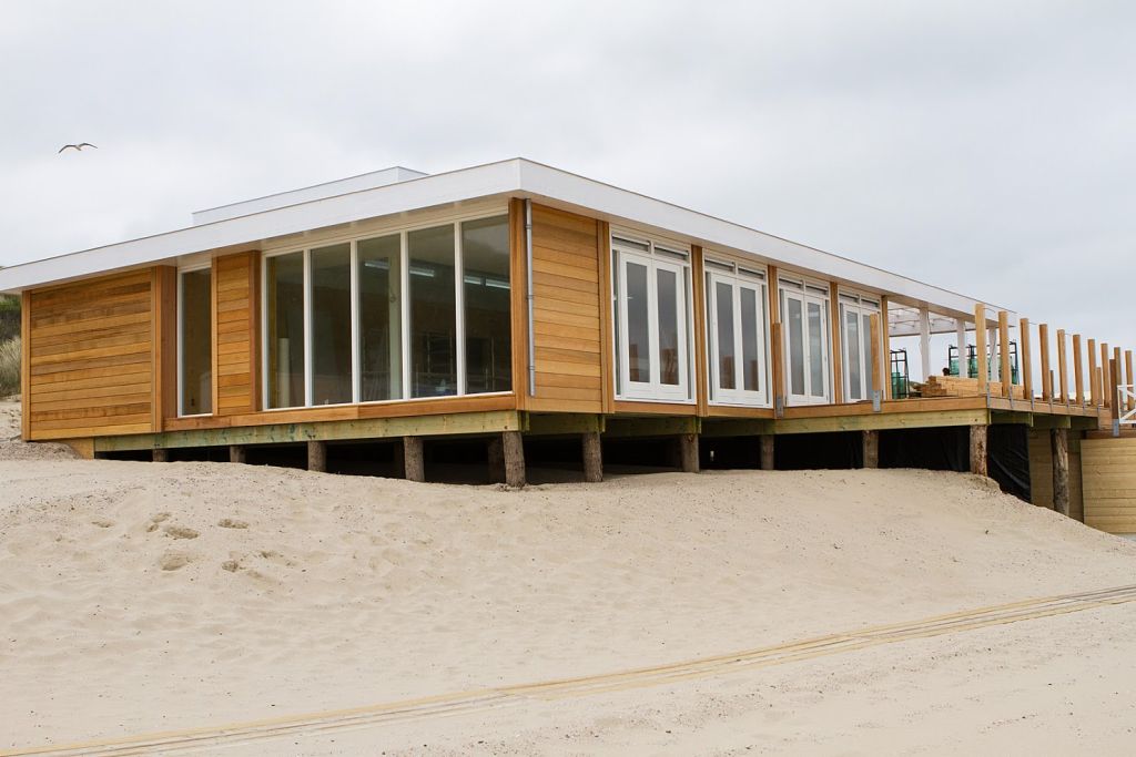 Vooraanzicht van het strandpaviljoen