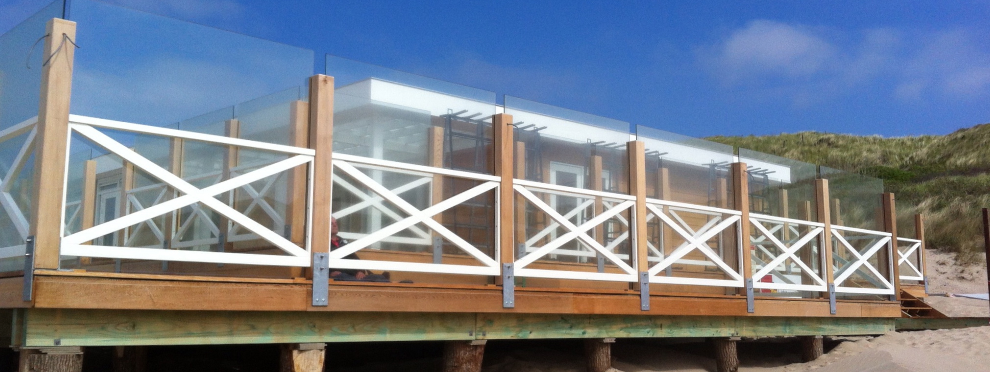 Strandhuis met glazen balustrades